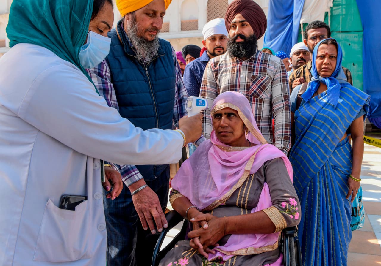 <b>India.</b> El 13 de marzo se suspendieron la mayoría de las visas de viaje y turismo, con la excepción de las visas diplomáticas y de empleo, hasta el 15 de abril. Se está aplicando una cuarentena de dos semanas a todos los pasajeros, incluidos los ciudadanos indios, provenientes de China, Italia, Irán, República de Corea, Francia, España y Alemania.
<br>