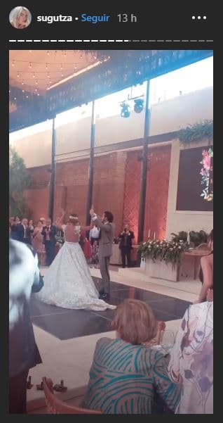 Además del escote frontal, Claudia optó por dejar descubierta parte de su espalda.