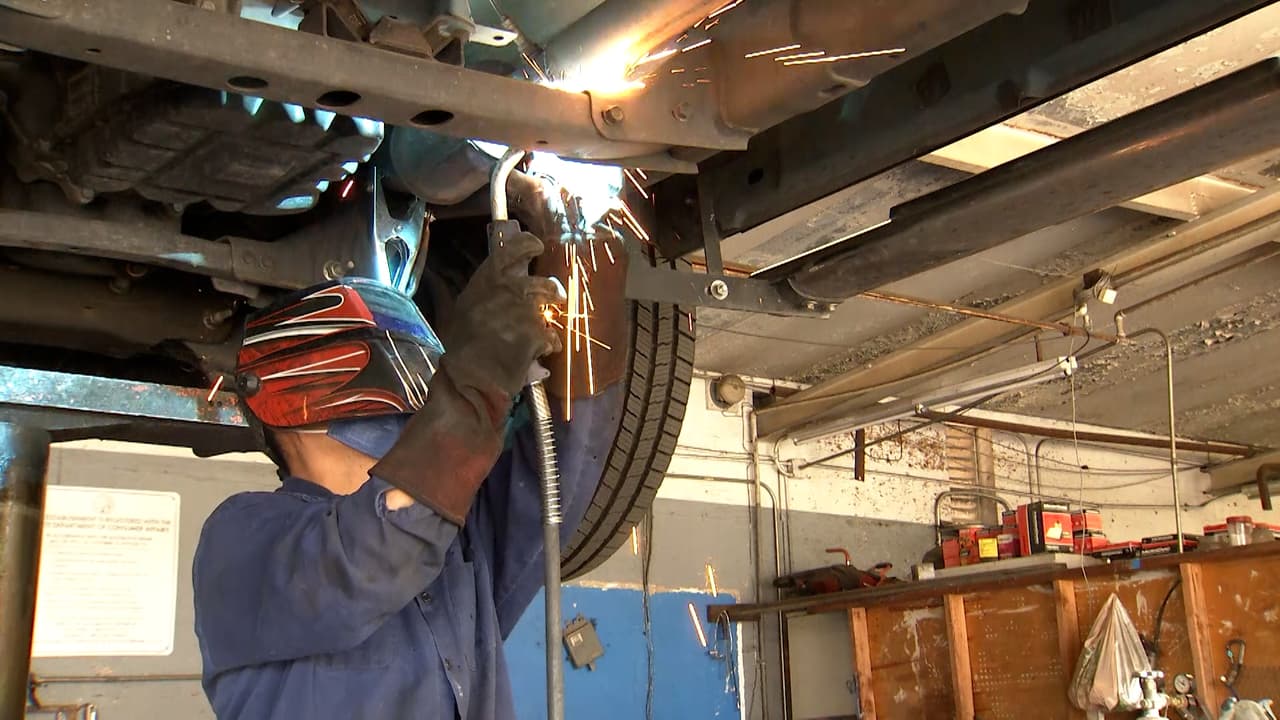 ¿Cómo evitar el robo de convertidores catalíticos? Estaciona tu auto en áreas iluminadas, compre un dispositivo de protección del convertidor catalítico y también grabe el número VIN de su auto en esta autoparte.