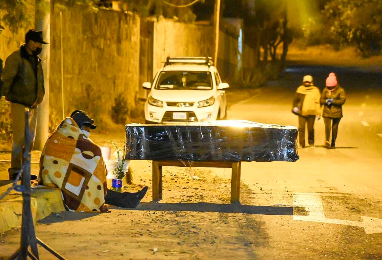 Bolivia: velorios en la calle ante el colapso de las funerarias