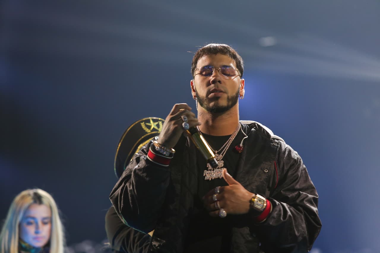 La pareja de Karol G, y uno de los artistas más nominados de la premiación, explicó que a la hora de elegirlas lo que busca es la originalidad: "Me gusta tener prendas que nadie tenga y que brillen un montón".