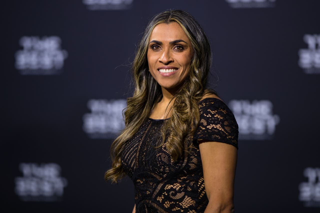 Marta, figura brasileña de fútbol.