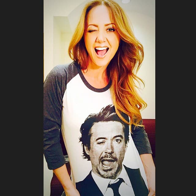 Andrea Legarreta dio una sensual mordida a una jugosa fresa.