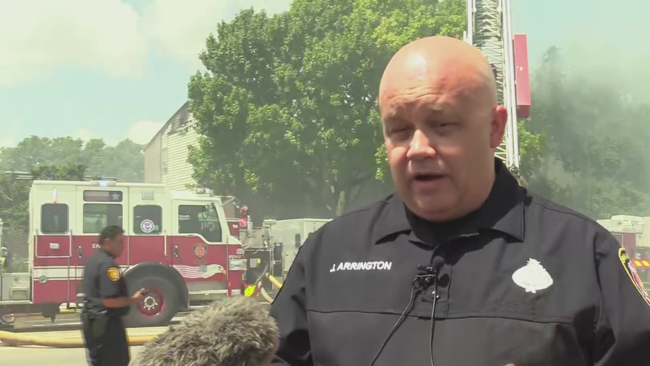 Bomberos hacen rescates en un incendio de unos apartamentos en San Antonio: tres heridos