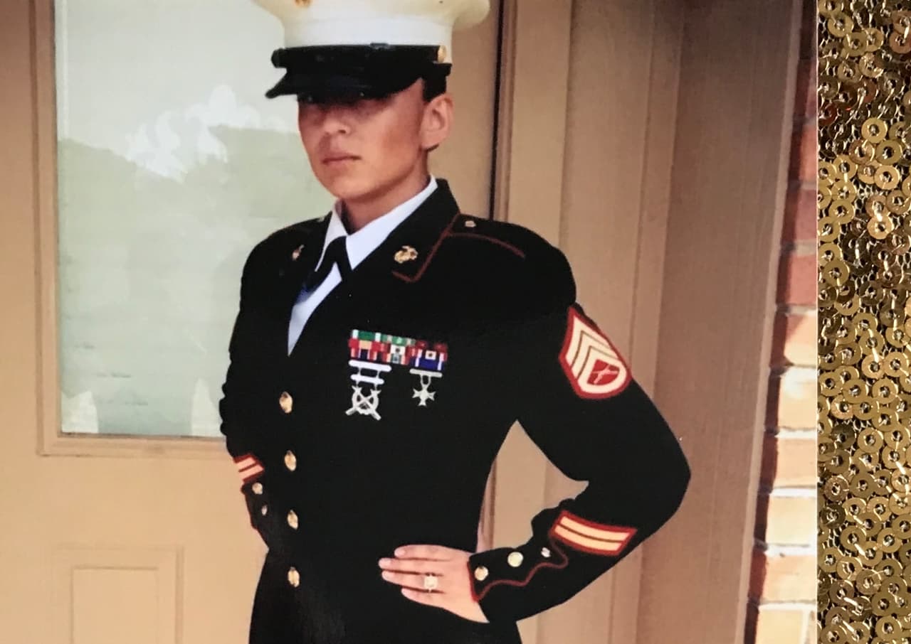 Tristeza Ordex, veterana de la Marina, se cuestiona la realidad que viven las mujeres en la vida militar: “Dicen que si eres una mujer tienes que pagar un precio para ser parte de este club. ¿Pero cuál precio tenemos que pagar si ya estamos pagando, entregándoles nuestras vidas? Teniendo que ir para Irak, para Afganistán, donde nos llamen, ese es el precio que yo quería pagar”.