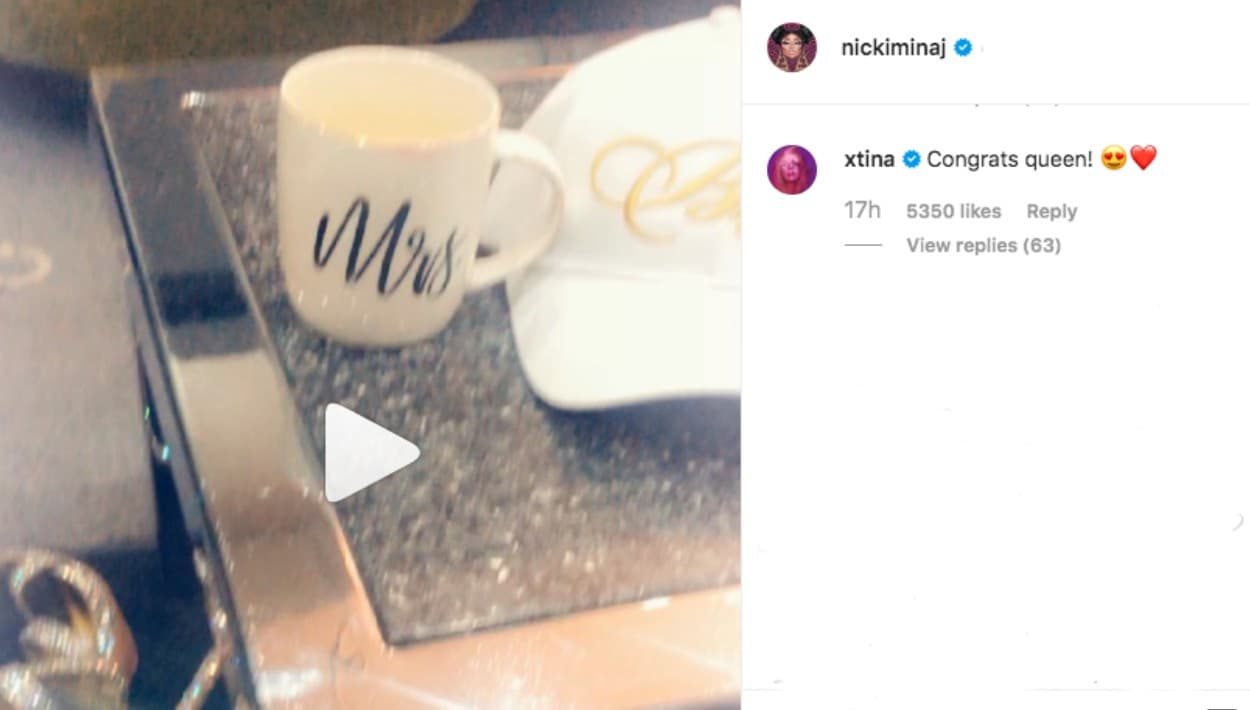 La cantante Christina Aguilera le dejó a Minaj un breve mensaje: 
<b>"¡Felicidades reina!".</b>