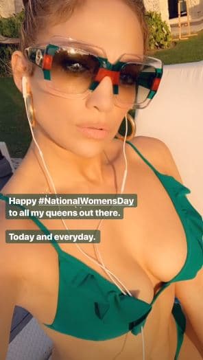 En sus historias de Instagram, JLo compartió esta imagen donde se lee: "¡Feliz Día Nacional de la Mujer a todas mis reinas. Hoy y todos los días".