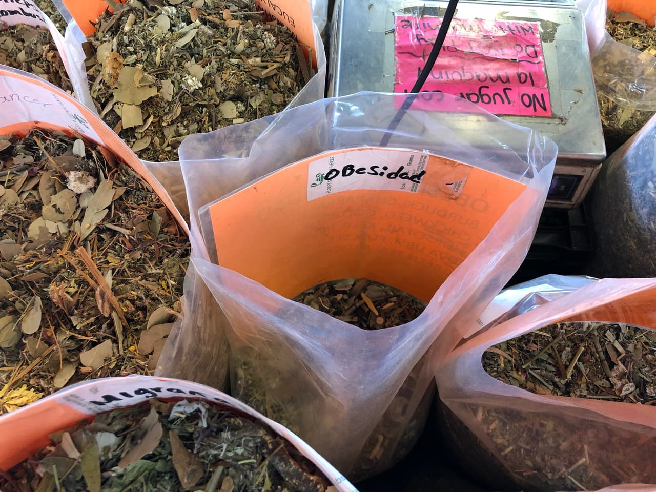 Sin embargo, debe tener cuidado al usar las hierbas, porque no son medicamentos y tampoco necesitan someterse a estrictas pruebas antes de venderse.