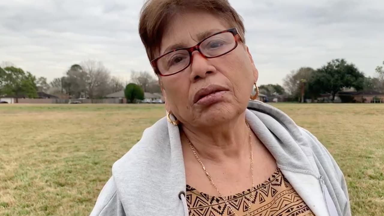 La 
<a href="https://www.univision.com/local/houston-kxln/investigan-asesinato-de-diamond-alvarez-joven-de-15-anos-baleada-en-houston-cuando-paseaba-a-su-perro-video">abuela de Diamond</a> dijo que el perrito tenía manchas de sangre cuando regresó a la casa.