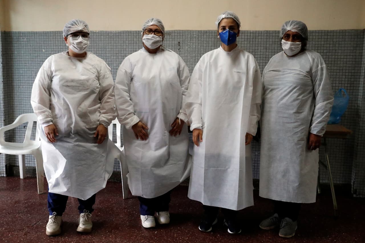 Las enfermeras encargadas de tomar la temperatura de los pasajeros de la estación principal de autobuses de Asunción, Paraguay, se toman un momento para una fotografía el Día de las Enfermeras.