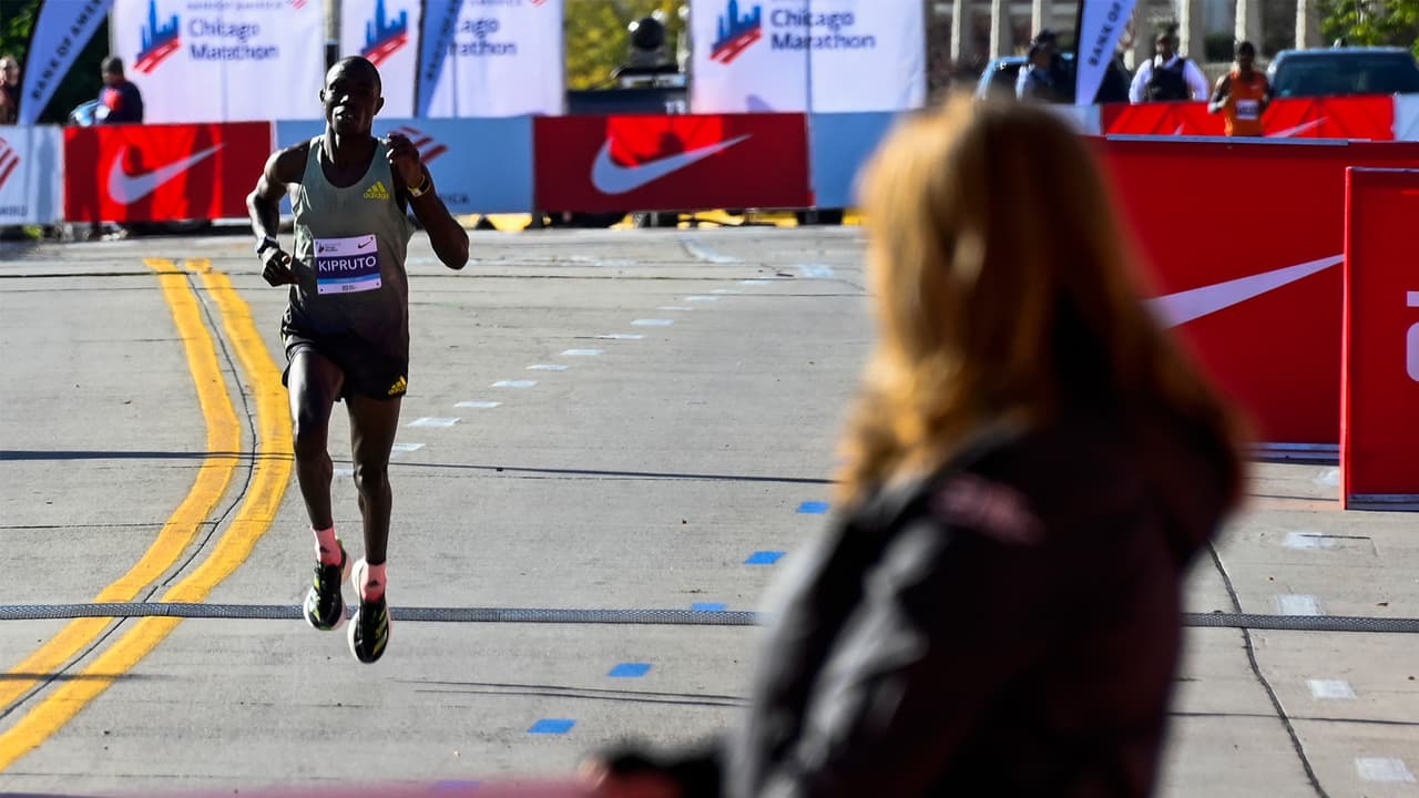 A Kirputo le siguieron Seifu Tura, con un tiempo de 2:04:49, y John Korir, con 2:05:01, para ocupar el segundo y tercer lugar de la categoría Elite.