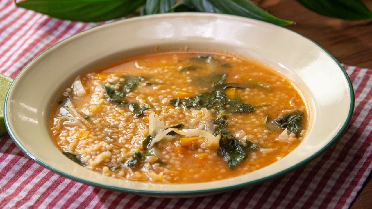 Sopa de munición con col y espinaca: económica y en 20 minutos