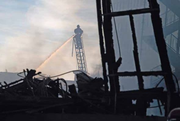 Al menos un ala de un edificio de 16 piso cercano al incendio perdió los ventanales ya que por el calor de las llamas generó explosiones en cadena. Detalles de este reporte aquí