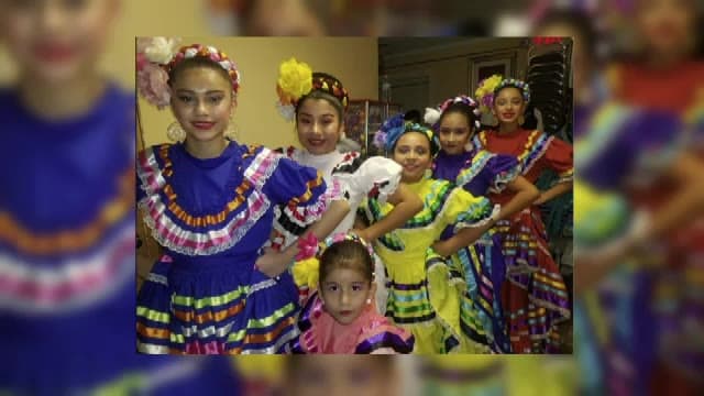Familias en Waukegan muestran su orgullo mexicano a través del baile 