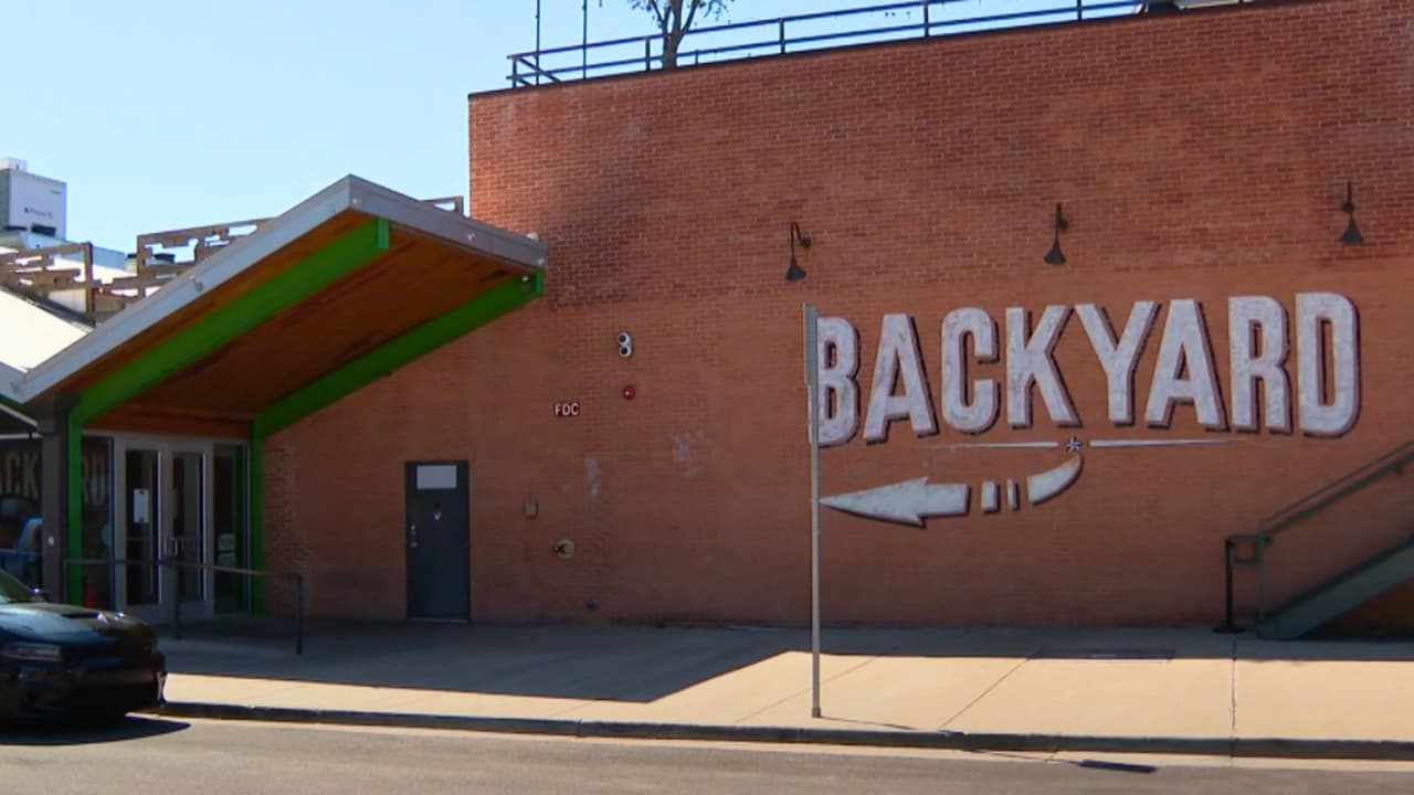 Fotografía de la fachada del bar en el centro de Dallas, donde Corinna Johnson y Omar Alejandro Lucio estuvieron antes de su discusión.