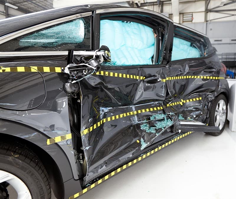 <b>Prueba de choque lateral</b>: Imagen del vehículo justo después de la prueba.