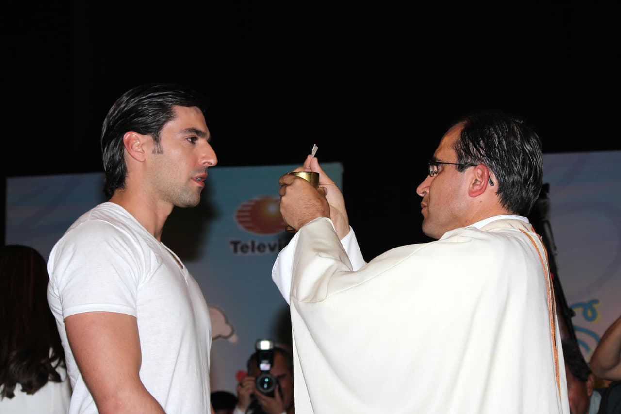 Osvaldo fue uno de los actores que comulgó.