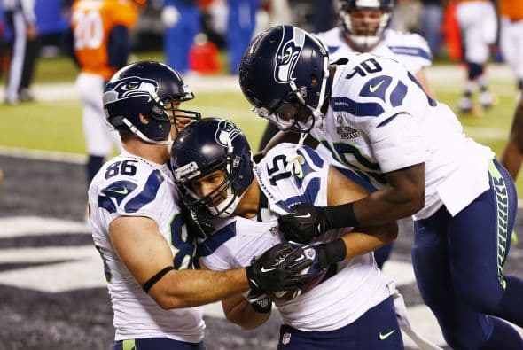 Los Seahawks, con un fútbol "total", el que había trabajado el entrenador del equipo durante toda la temporada regular, el veterano Pete Carroll, derrotaron por paliza de 43-8 a los Broncos, la mejor ofensiva de liga, con el mariscal de campo Peyton Manning a la cabeza. No habían pasado ni 12 segundos desde el comienzo del partido y los Seahawks ya hicieron historia con la anotación más rápida que se había dado jamás en un Super Bowl. Pero lo peor no fue el dejarse anotar dos puntos, sino la imagen de enfrentamiento entre Manning y el centro de origen mexicano Manny Ramírez, que no le dio bien al balón, y aunque el corredor Knowshon Moreno lo recuperó, lo hizo en la zona de protección. La mejor ofensiva de la NFL estaba paralizada, sin saber qué hacer, y ahí fue el comienzo y el final del partido disputado en el MetLife Stadium, de East Rutherford (Nueva Jersey), donde la temperatura fue de 43 grados. Malcom Smith recibió el premio de Jugador Más Valioso (MVP), el octavo defensor que lo consigue en un partido de Super Bowl y el tercer apoyador. Carroll, de 61 años, el tercer entrenador con más edad de la NFL que ganó un Super Bowl, se convirtió en el tercer entrenador que logra los dos títulos de campeón universitario de la NCAA con el equipo de USC y ahora los Seahawks en la NFL.