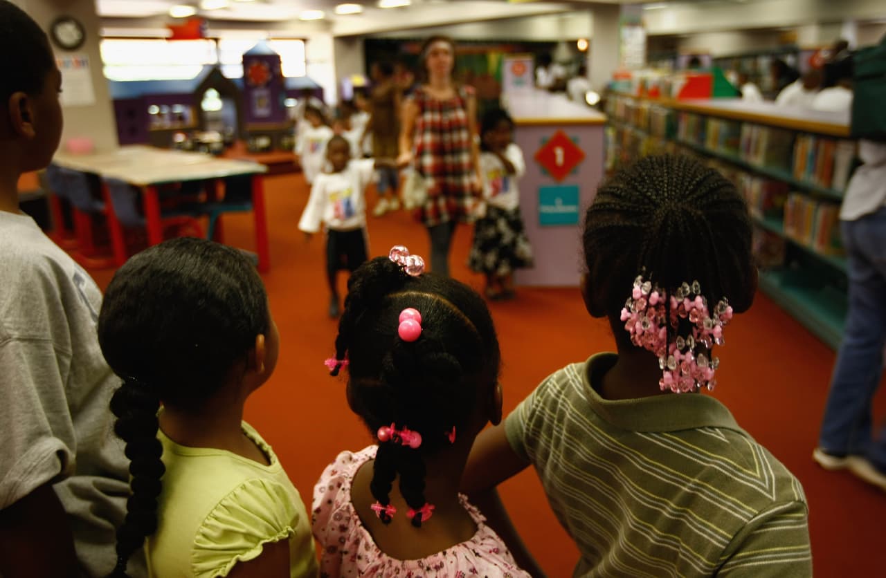 Pueden programar un paseo a la 
<b>biblioteca pública</b> y hacerlo un evento especial y emocionante. Ponga atención ya en la biblioteca a qué libros o materiales le interesan al niño y apoye y aliente esas decisiones.