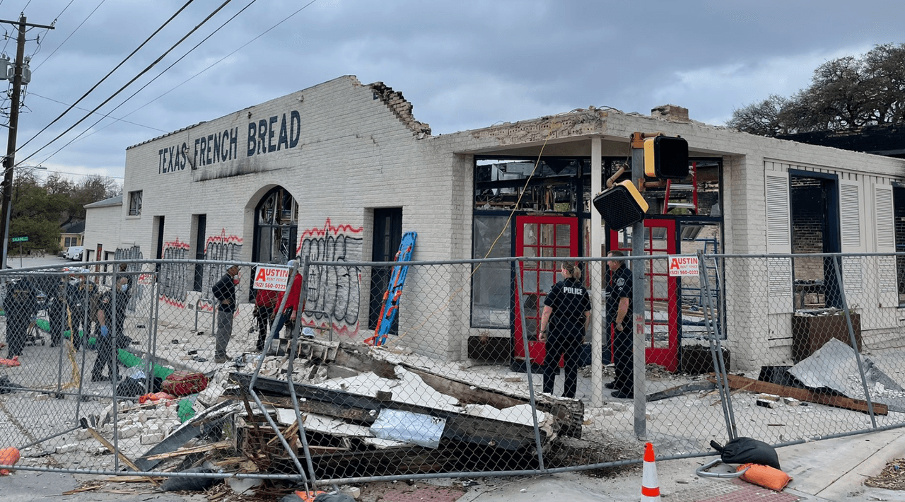 Parte de una panadería quemada en Austin se derrumba sobre trabajador de construcción