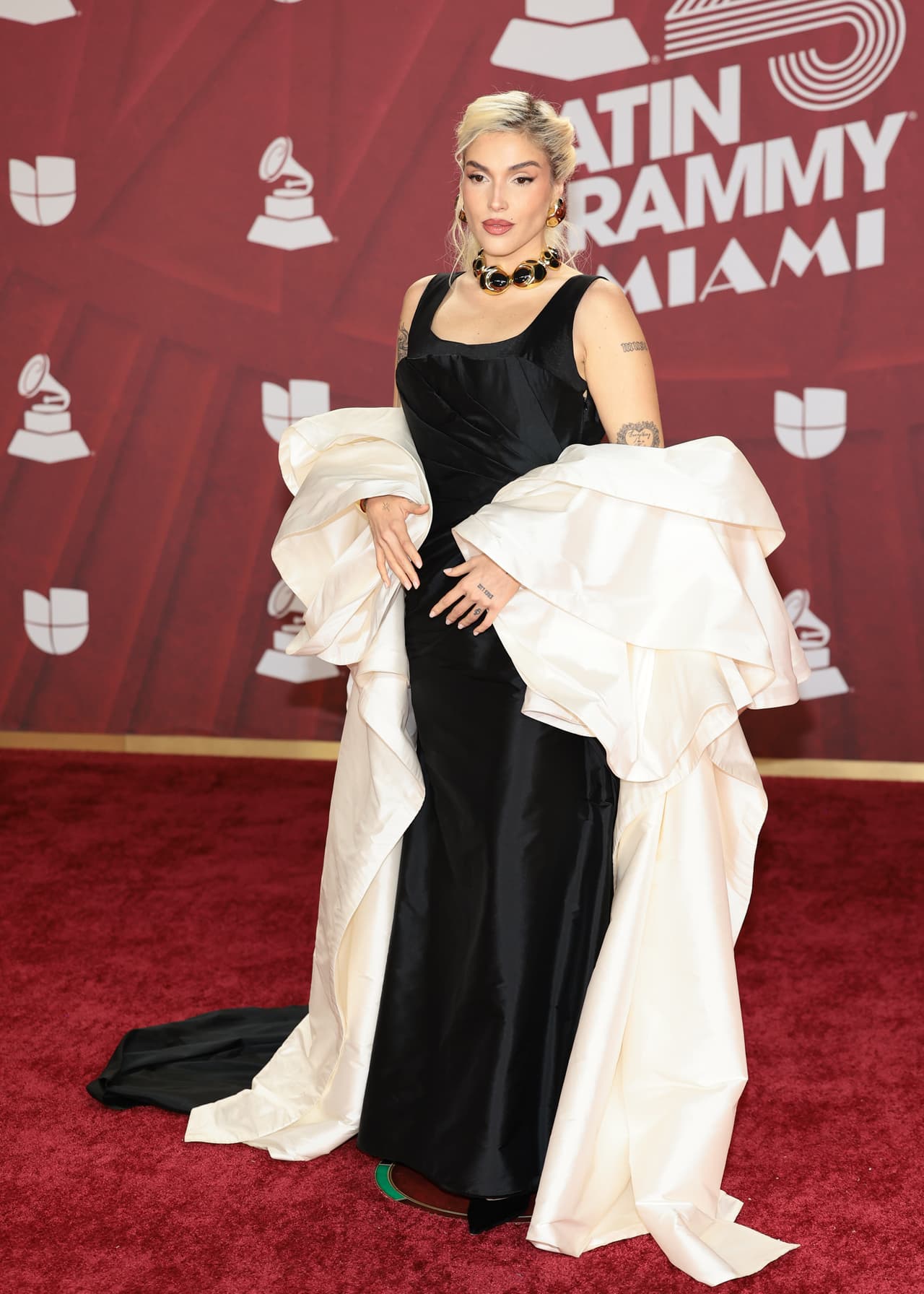 <b>Elena Rose</b>
<br>
<br>La intérprete de ‘Orion’ optó por un estilo clásico, con un vestido largo y negro que resaltaba su figura y una capa blanca de gran volumen.