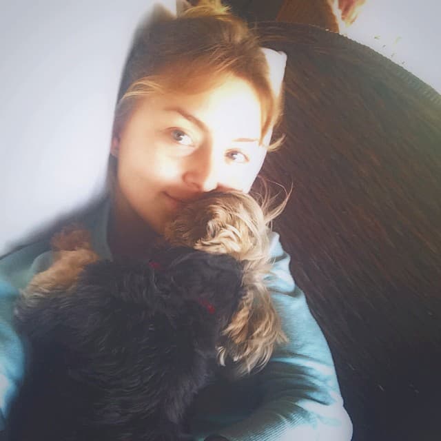 Iniciemos con la guapa protagonista de telenovelas,
<b><a href="http://www.univision.com/temas/angelique-boyer">Angelique Boyer</a></b>, al parecer la actriz prefiere dormir cómoda y muy bien tapada, pues su pijama es de manga larga y eso sí, su fiel compañero no puede faltar para dormir aún más calientita.