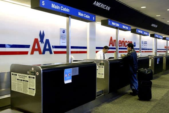 En la última década, otras aerolíneas redujeron gastos y se reorganizaron bajo la protección de la ley de quiebras. American siguió adelante como si nada, pagando altos sueldos y usando jets viejos, que consumen mucho combustible. Mientras que otras aerolíneas se asociaron entre sí, American continuó sola. Era como esos estudiantes que no tienen pareja en un baile escolar.