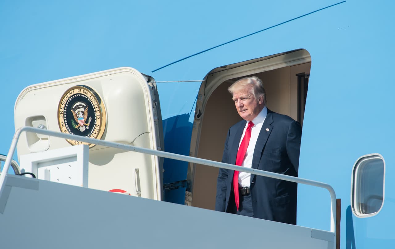 Trump se refugia en un mitin de campaña a cuatro años de la elección