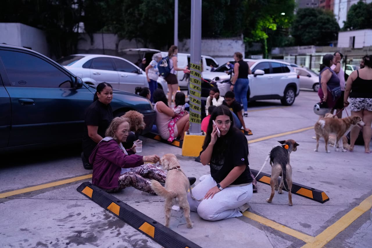 Varias personas permanecen fuera de sus casas tras los terremotos registrados este miércoles.
