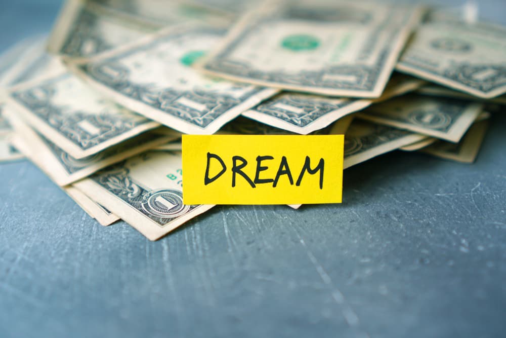 Tendrás un sueño que te indicarán números de suerte, para que te den fortuna en lugares como casinos o juegos de azar y puedas tener algunos lujos.
<br>