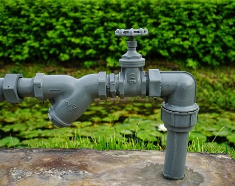 Texas fue uno de los estados más afectados por la tormenta invernal y el que tuvo fallas más graves en la red eléctrica. Aunque la mayoría de los residentes ya vieron la estabilidad en el sistema de energía, miles tienen problemas con tuberías que se congelaron y con fugas de agua.