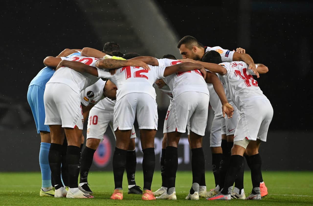 Pogba concede tiro libre por falta sobre Banega.
