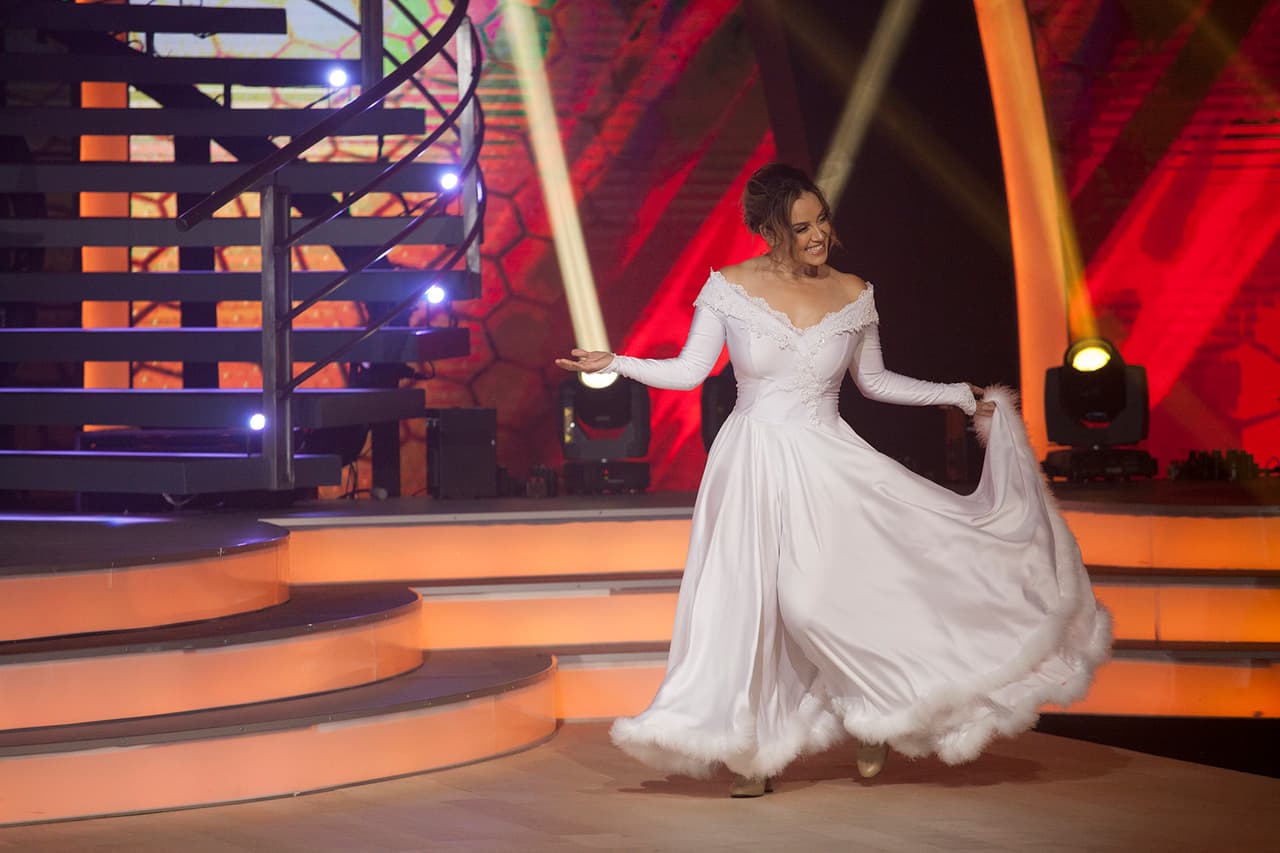 El pasado domingo 5 de agosto, Rosie apareció con un elegante vestido en color blanco y desde que salió a escena, se mostró sonriente y confiada de que haría un buen trabajo en el escenario.