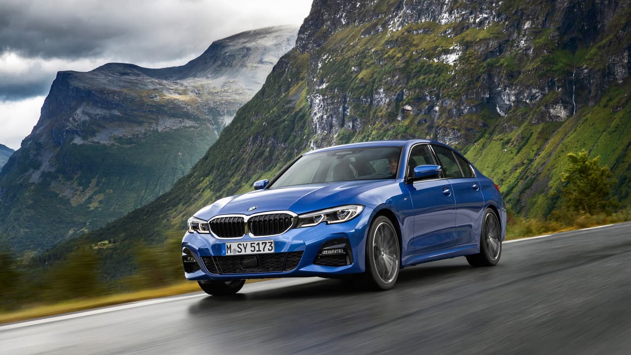 BMW nos dice que su
<b>sistema de tracción integral xDrive</b> fue recalibrado para mejorar su desempeño. El mismo, es basado en tracción trasera y cuenta con un embrague de discos de fricción múltiples controlado electrónicamente en la caja de transferencia capaz de ajustar la distribución de la energía, llegando incluso a mandar todo el torque a las ruedas traseras cuando no hace falta disponer de transmisión integral.