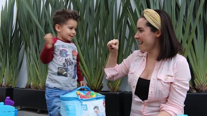 La actriz de telenovelas como 'Muchachitas' se expresó en desacuerdo con q
<b>ue una persona sea mamá y papá al mismo tiempo</b>, aunque reconoció a quienes tienen que ejercer este doble papel.