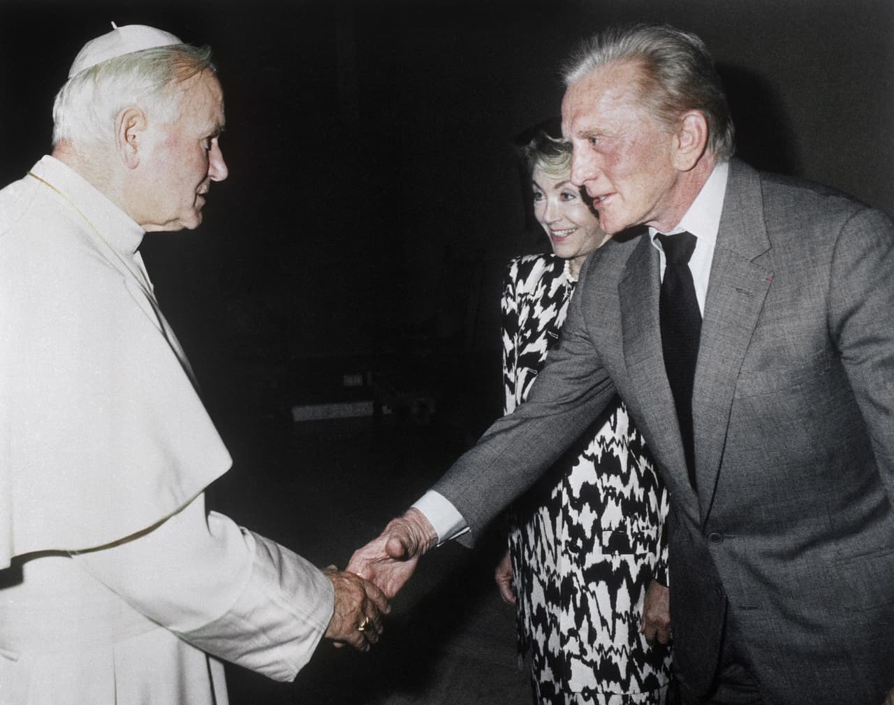 Kirk Douglas y su esposa Anne, junto al papa Juan Pablo II durante una audiencia privada con el actor en 1989. Douglas se encontraba en Italia para recibir un premio por la obra de su vida.