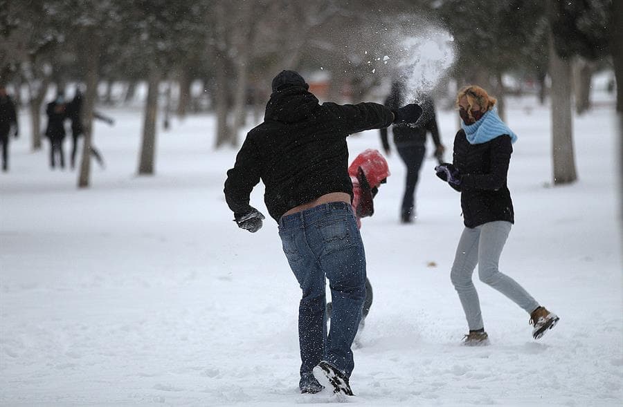 Las temperaturas 
<b>gélidas continuarán en el norte de México</b>. El Servicio Meteorológico Nacional indica ambiente gélido sobre el norte y noreste del país, de frío a muy frío con densos bancos de niebla sobre las sierras de la vertiente del Golfo de México y probabilidad para la caída de aguanieve o nieve en regiones de Coahuila, Nuevo León y Tamaulipas. En la foto, varias familias juegan con la nieve que cayó en Ciudad Juaréz el domingo.