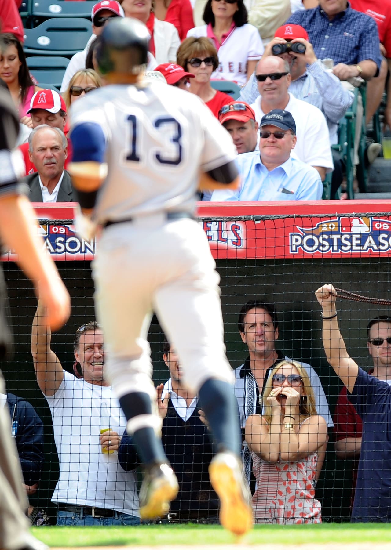 Los rumores se confirmaron luego de que la pareja fuera fotografiada en el campo del equipo de A-Rod, en Nueva York, en que se veía a
<b> </b>la pareja dándose un cariñoso beso. Desde ese entonces, era común ver a la actriz dándole ánimos al pelotero en el campo de juego. De acuerdo con la revista ¡Hola!, la pareja terminó porque Alex se la pasaba hablando por teléfono con Madonna.