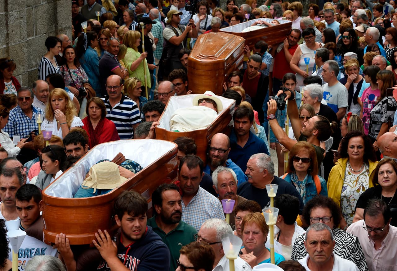 "Para mí, es lo más grande", opina María del Carmen González, nativa de Nieves, donde cada 29 de julio se realiza esta procesión. Este año la siguió junto a su hija Aida, descalza y con un sudario blanco cubriendo sus hombros.