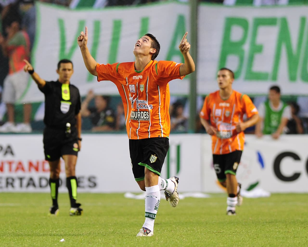Rápidamente llamó la atención del fútbol extranjero, y a los 17 emigró a Argentina para enrolarse con el Banfield.
<br>