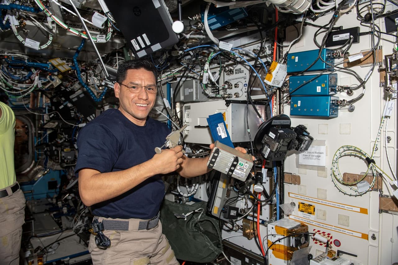 <h3 class="cms-H3-H3"><b>Entender cómo proteger más la salud de astronautas en futuras misiones: </b></h3>
<br>En esta imagen, se ve a Frank Rubio activar el hardware para la investigación Biological Research In Canisters-26 (BRIC-26) que busca entender mejor cómo las bacterias se adaptan a los vuelos espaciales para ayudar a proteger la salud y la seguridad de los astronautas en futuras misiones.