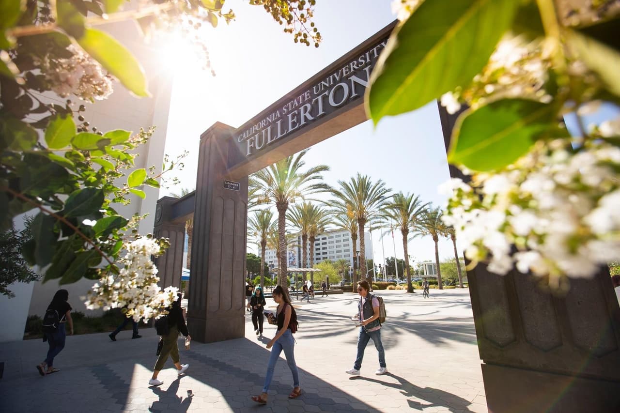 <b>Universidad Estatal de California, Fullerton (34º a nivel nacional)</b>
<br>
<b>Costo estimado anual sin ayuda financiera: </b>$28,600
<br>
<b>Costo estimado anual con ayuda financiera: </b>$8,600
<br>
<b>% estudiantes obtienen becas: </b>69%
<br>
<b>% graduación:</b> 968%
<br>
<b>Salario promedio anual estimado:</b> $47,300