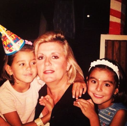 También estuvo involucrada en el coro de su escuela.