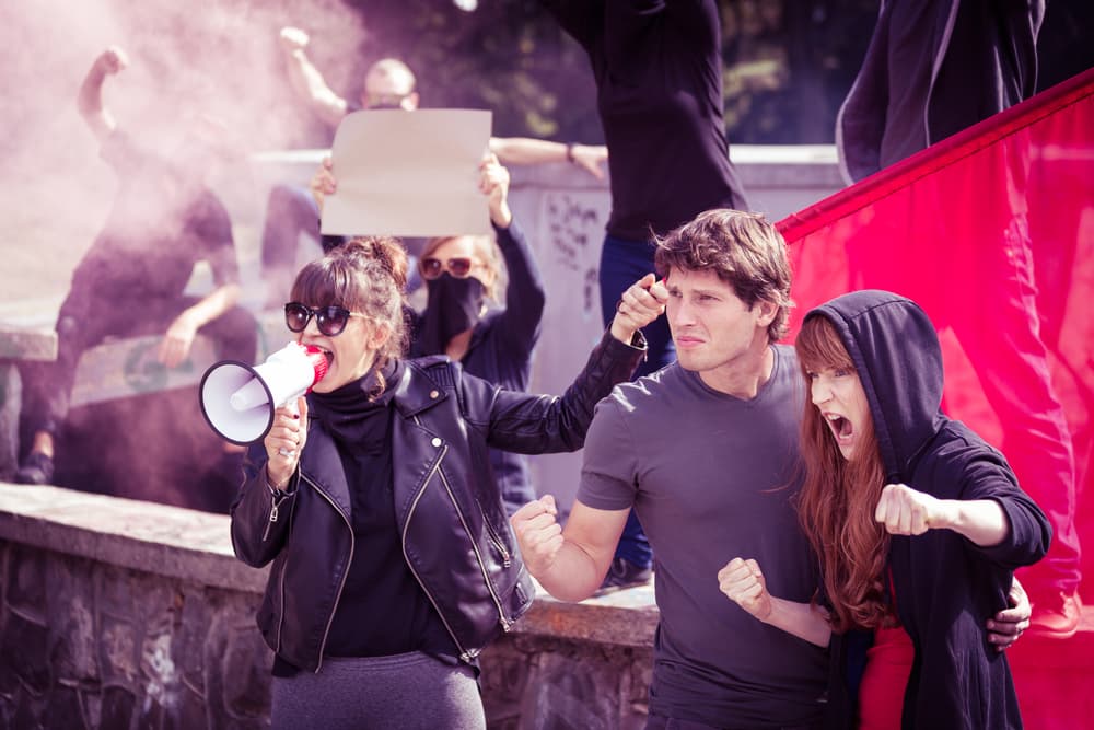 Estos serán momentos en los que, a los países de signo Cáncer (como a los EEUU), Aries (como Inglaterra y Siria), Libra (como China, Tíbet y Argentina), y Capricornio (como Bruselas, México, y Afganistán) les pueden venir situaciones caóticas.