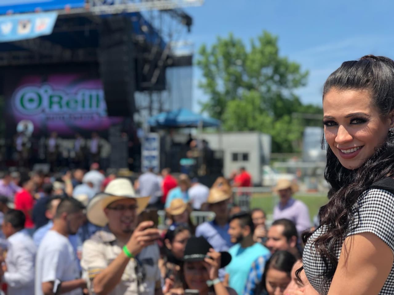 Carlita estaba espectacular y todos los radioescuchas la buscaban para una foto.