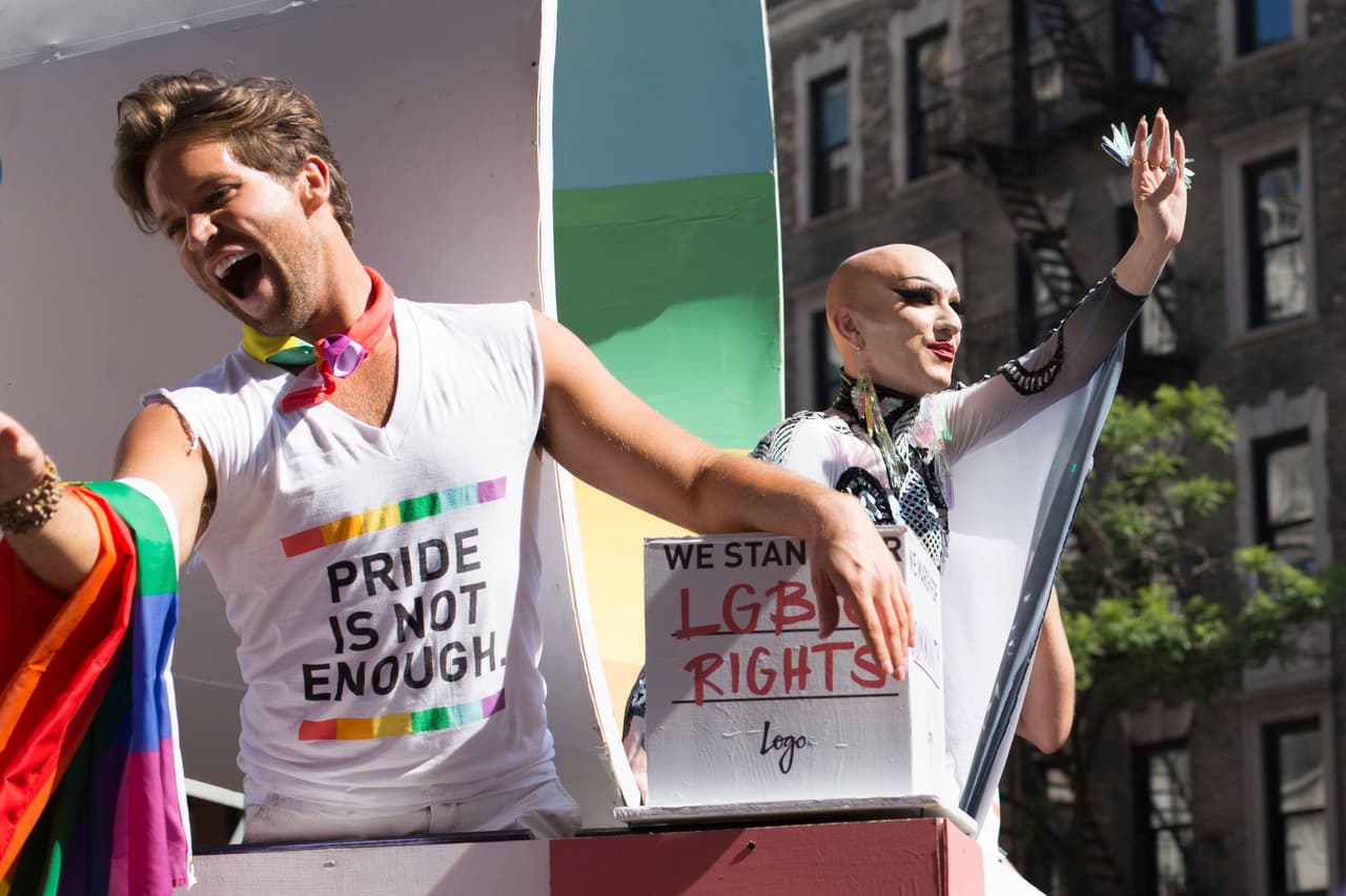 Sasha Velour avanza entre la multitud durante el desfile del Orgullo de la Ciudad de Nueva York.