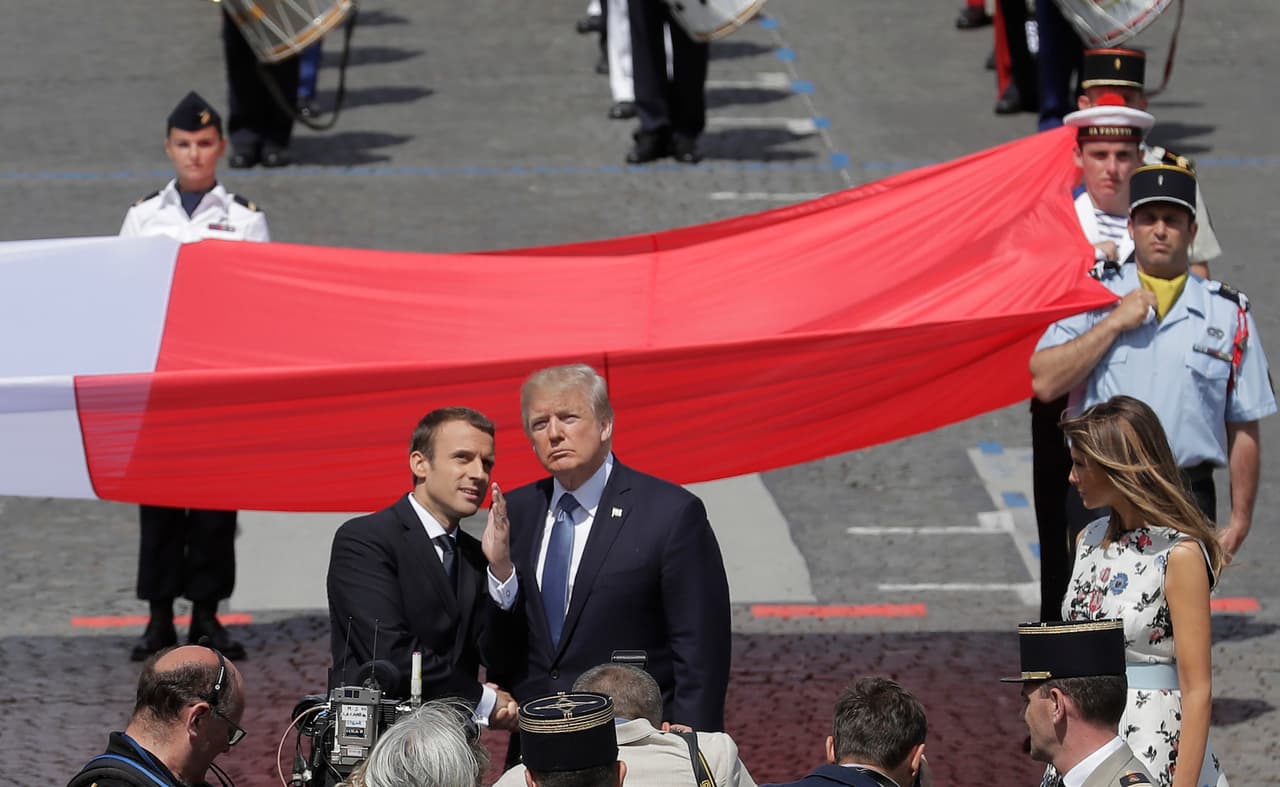 El presidente estadounidense, de visita en Francia desde el jueves, fue el invitado de honor del desfile de los Campos Elíseos que este año conmemoró la entrada de Estados Unidos en el primer conflicto mundial.