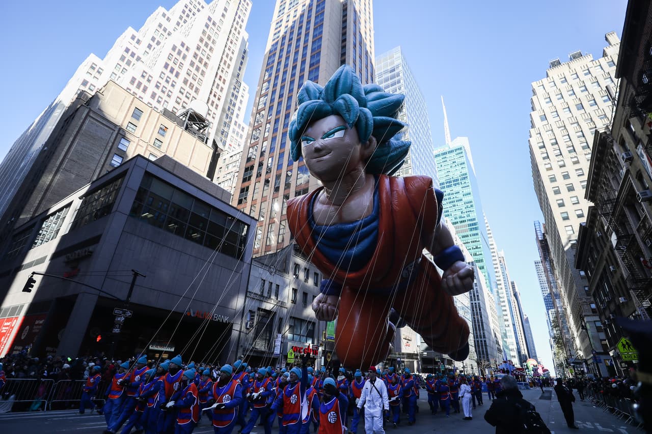 Un globo con la figura de 'Goku', de la serie animada japonesa Dragon Ball.