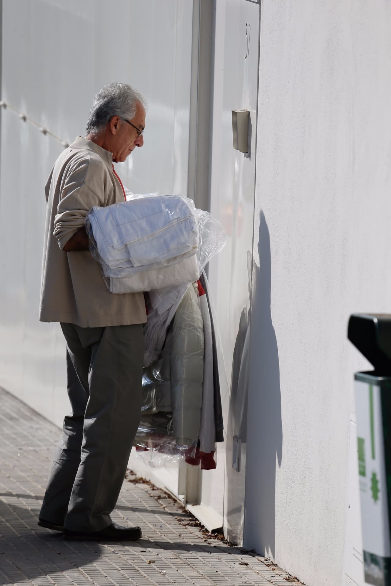 La familia ha estado recibiendo hasta ropa, mayormente abrigos, que enviaron a la tintorería.