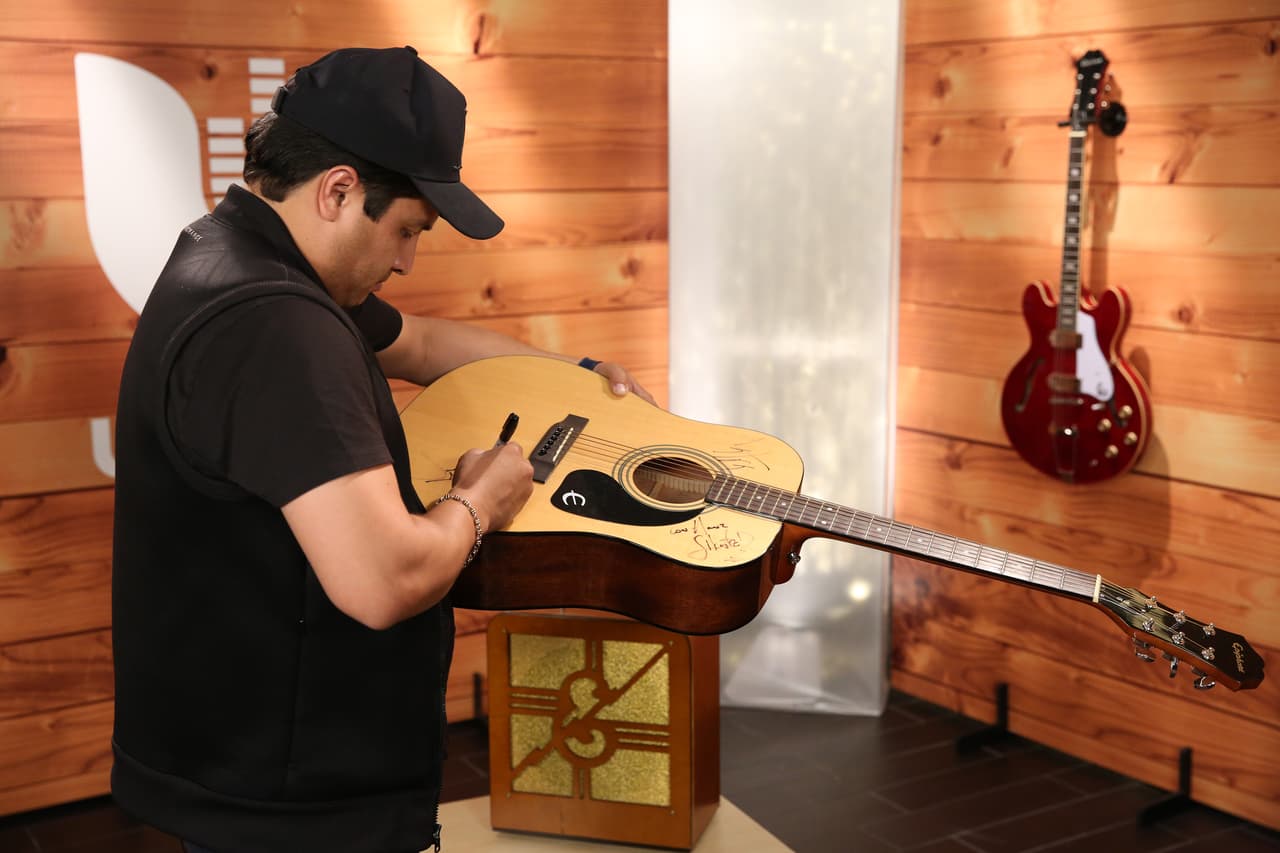 Quien no dejó pasar la oportunidad de autografiar este regalazo.